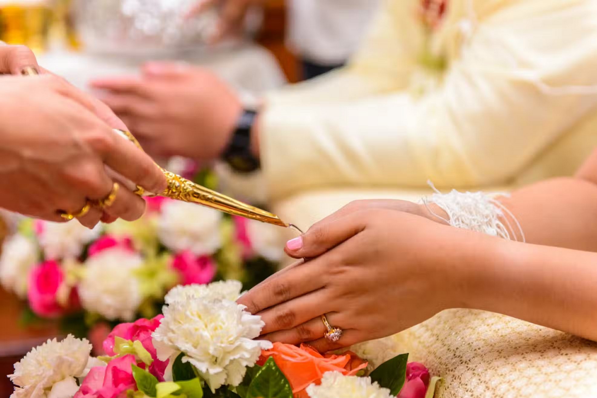 Цветы выйти замуж. Тайская церемония свадьбы. Венчание кольцо на пальце. Water Blessing Ceremony.
